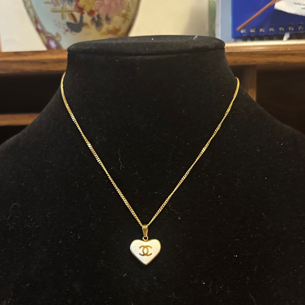 Women’s necklace